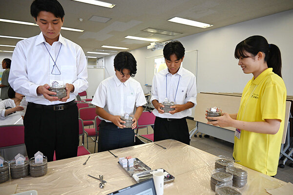 建物の構造を学び安全で災害に強いまちづくりをめざす建築工学科は、砂と水、建物、マンホールの模型で液状化現象を再現
