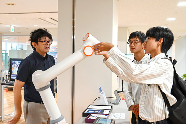 ものづくりを担う機電3学科共同ブースではドローンやレーシングカー、工場で活躍するロボットアームを展示