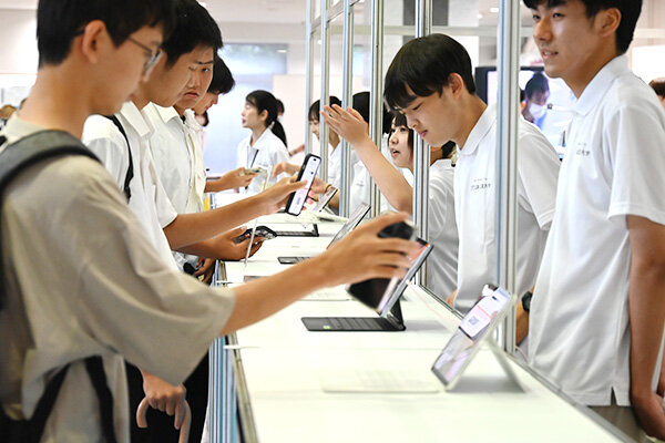 受付で来場者をスムーズに誘導する学生