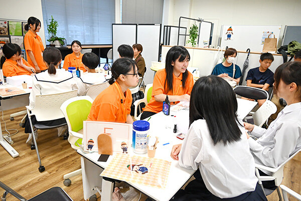 JCD（女子学生キャリアデザイン）センターはレジン体験を通し、サークルやアルバイトといった学生生活全般について話を弾ませた