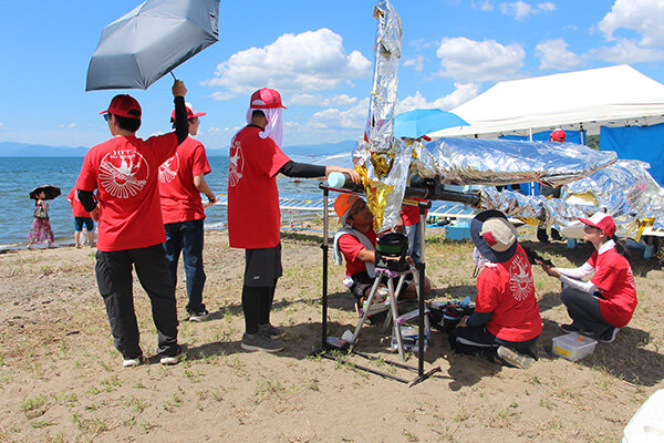 分担して機体を組み立てる様子