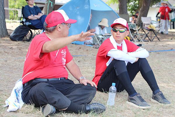顧問の宇都宮准教授と打ち合わせをするパイロットの榎さん（広島県立大竹高等学校出身／広島県）