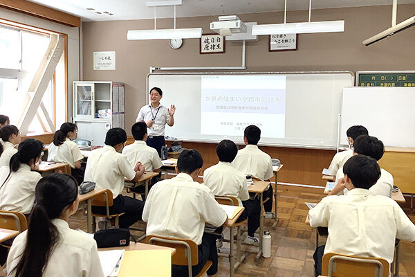 授業は、進路探求集中講座のうち「環境学/建築デザイン」分野の一環として実施した