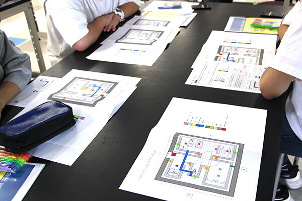 作成したプロット図（建物内で電気がどこに必要かを示した図）を基に施工図を作成