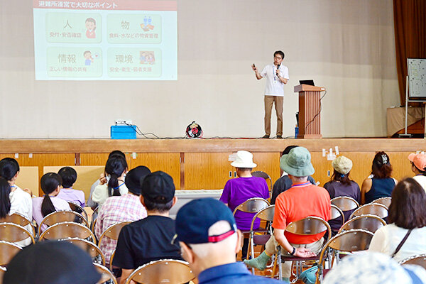 避難所運営のポイントをクイズ形式でわかりやすく説明する林教授