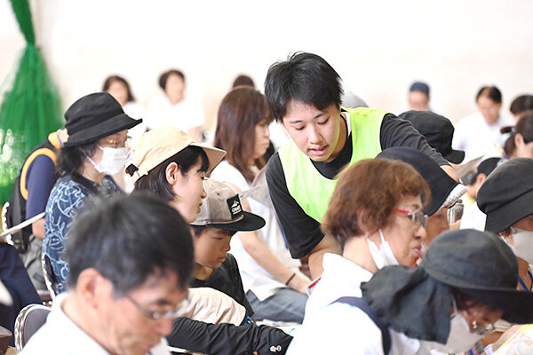 防災タイムラインの作成実習を手伝う、本学「学生防災士会」のメンバー