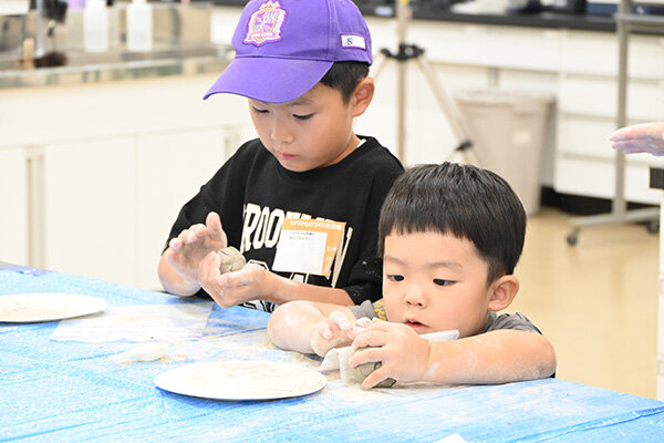削ったクレヨンで色をつけたり、ラメを入れた個性的な作品も