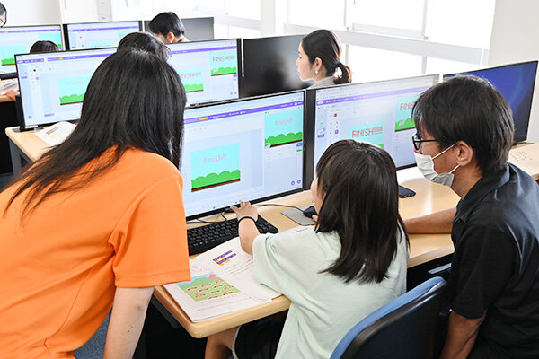 ウサギが障害物のイチゴを飛び越えるゲームの制作に挑戦