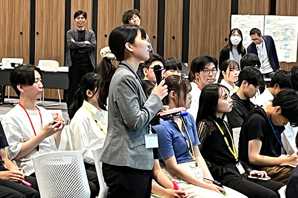 他グループの発表に対して質問する本学学生