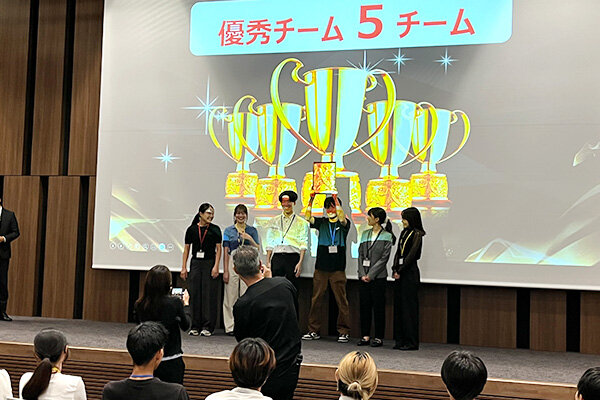 優秀チームとなった5チームの学生の皆さん