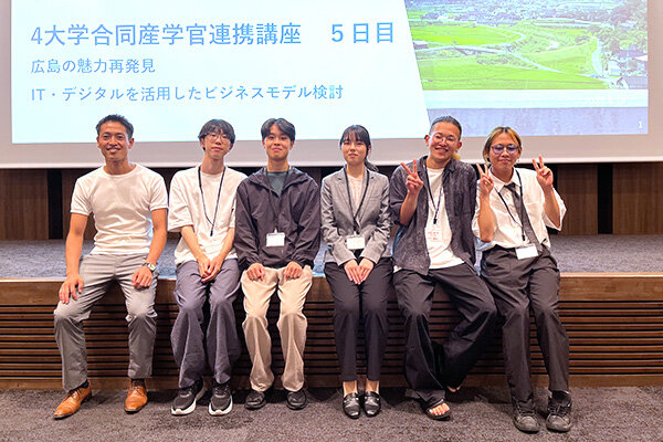 講師と本講座に参加した本学学生（左から、NTTデータ中国の兒島さん、情報工学科の中本さん・河村さん、情報コミュニケーション学科の山根さん、情報工学科の河口さん・金子さん）