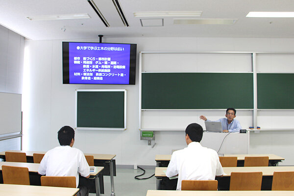 環境土木工学科「くらしを支える土木技術　～人を、地域を、むすぶ橋～」
