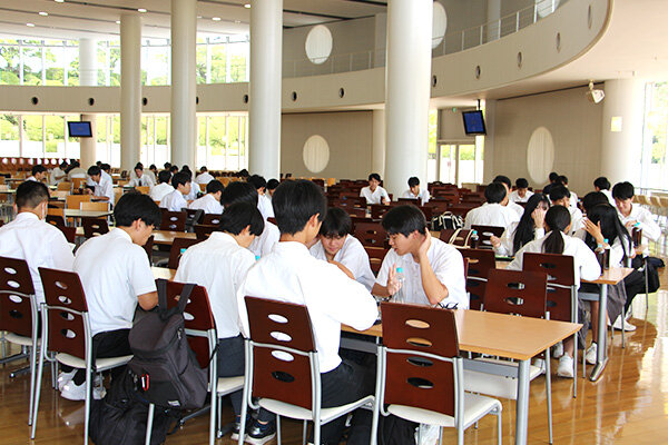 開放的で明るい学食の雰囲気を体験