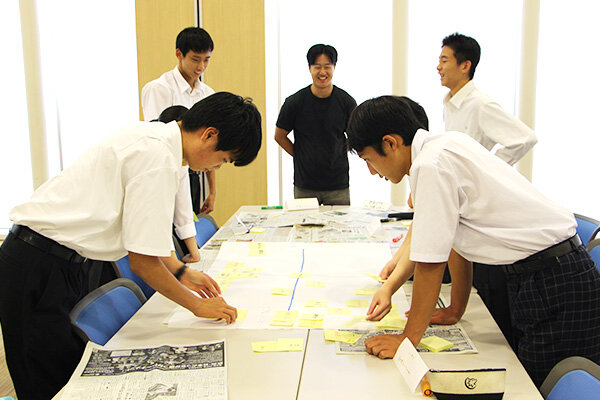 グループ内で意見を出し合いながら職業を分類