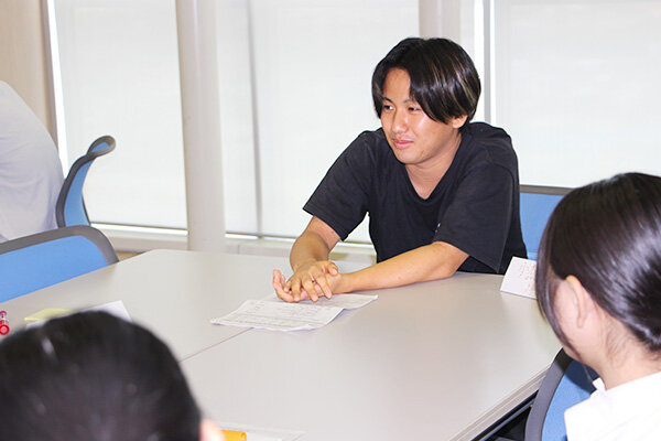 ディスカッション後の座談会では、高校生から大学生へさまざまな質問が寄せられた