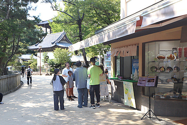 住民や観光客にインタビューを行い、意見をまとめた