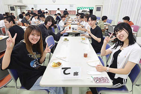 食後に翌日の発表準備、2日間を通じてチームの仲も深まった様子