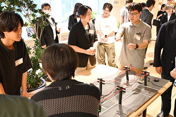 飲み物などの軽食を囲み、和やかな雰囲気の中会話が弾む