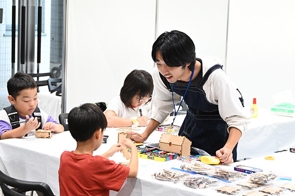 自分で組み立てた貯金箱を自由にペイント、個性豊かな作品が並んだ