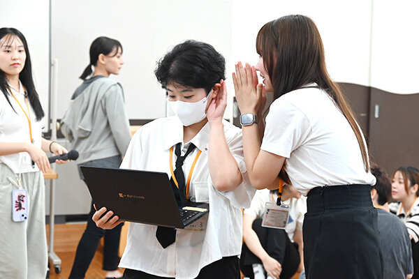答えがわかったら幹事団に耳打ち。正解した班にポイントが加算される