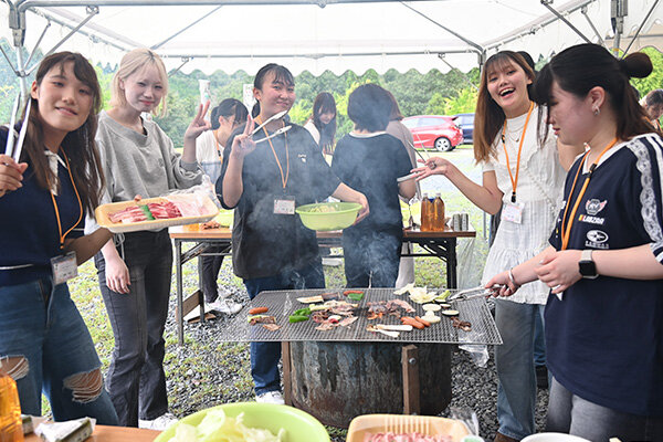バーベキューの間も班員同士の会話に花が咲いた