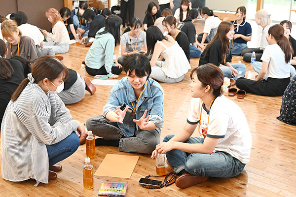 会話を通して互いのエピソードを引き出し、フリップにまとめるなどして発表の準備
