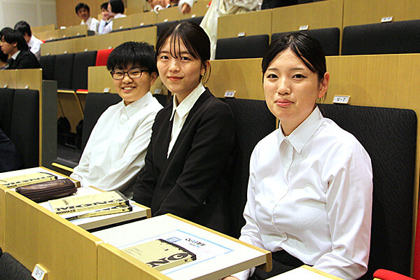 川端さん（右）と一緒に参加した友人