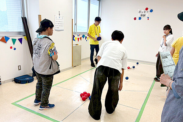 学生と参加者が一緒にボッチャを楽しむ様子