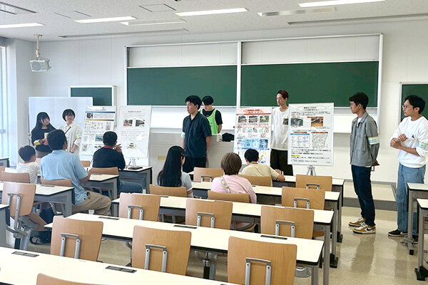 ポスターを用いて防災について説明する様子