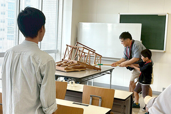 土砂災害に関する実験の様子