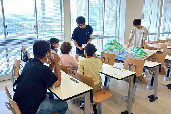 地形模型を使ったクイズに挑戦する参加者