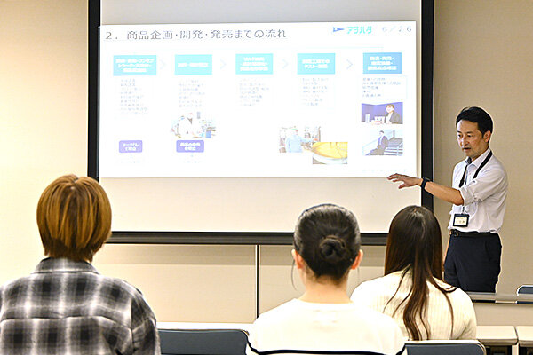 3グループに分かれて企画を進行したことを評価いただき、企業でも多部署が連携していることを教えてもらう