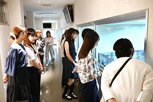 続いて工場を見学しジャムの製造過程を学ぶ