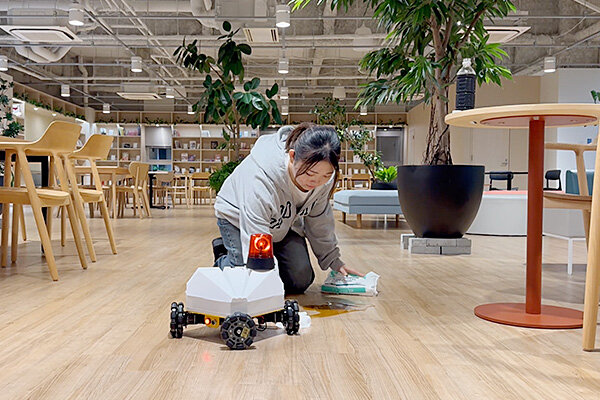 溢れた飲料を検知して清掃員に通報するロボット