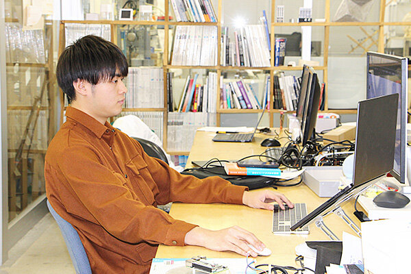 ゼミ室で研究に取り組む土井さん
