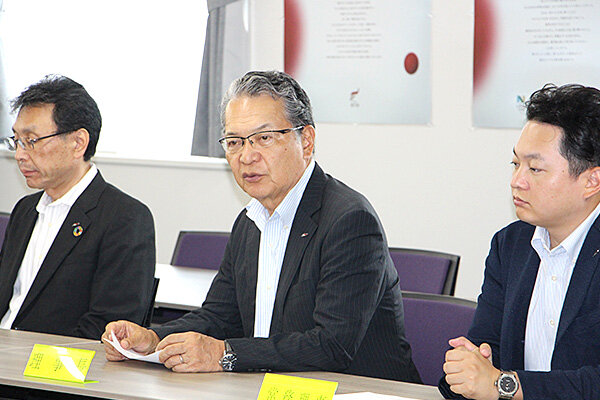 来年度の活動への期待を語る鶴理事長