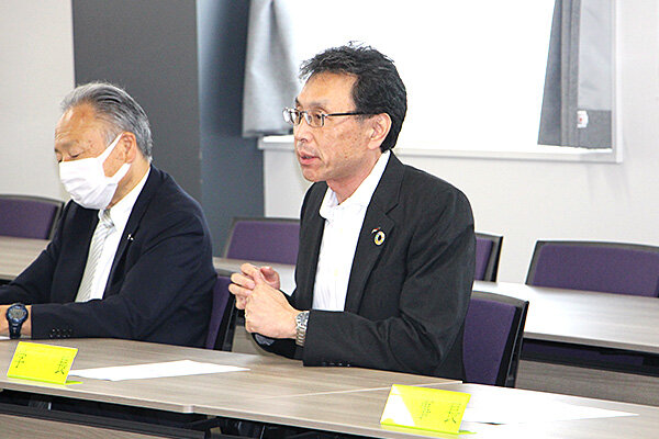 機体の設計について質問する長坂学長