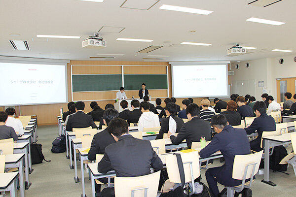 シャープ株式会社の説明会には1クール目から多くの学生が参加した