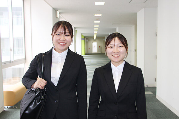積極的に業界説明を聞く三木さん（左）と株田さん（右）