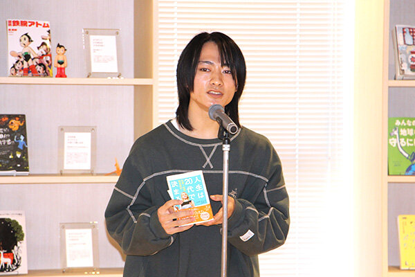 ①著者：メグ・ジェイ 翻訳：小西 敦子『人生は20代で決まる ―仕事・恋愛・将来設計―』バトラー：情報コミュニケーション学科※2年次生　森宗さん（広島県立三次青陵高等学校出身／広島県）
