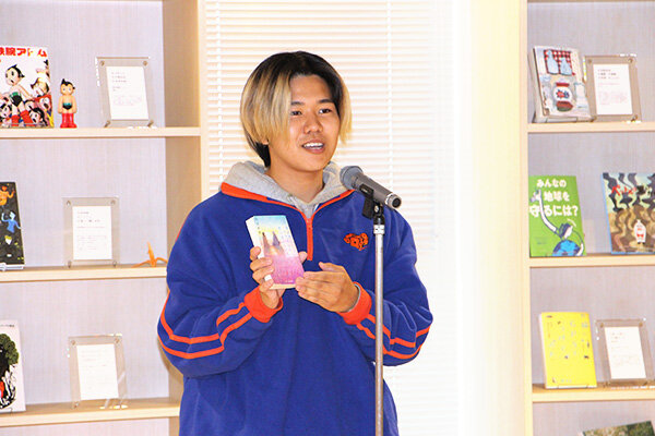 ③汐見 夏衛『夜が明けたら、いちばんに君に会いにいく』バトラー：食健康科学科1年次生　
中川さん（広島県立廿日市高等学校出身／広島県）