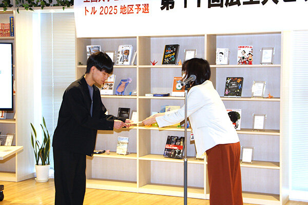遠藤図書館長から小串さんへ表彰状が授与された