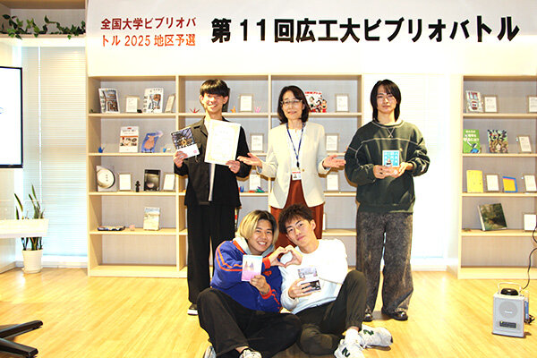 バトラー4人と遠藤図書館長と一緒に記念写真