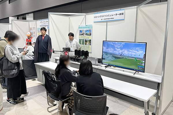 イベントで行われたドローンフライトシュミレーター体験