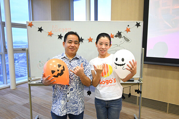 アルビンさんのウクレレに合わせて檜山さんがフラダンスを披露してくれた