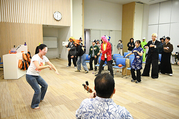 檜山さんに教えていただきながら、全員でフラダンスにも挑戦