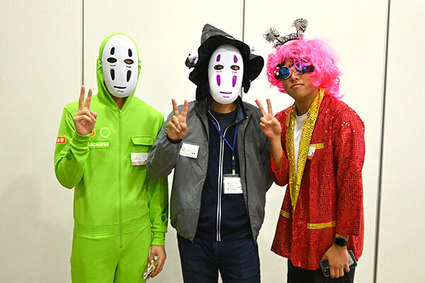 思い思いの仮装で集まる学生たち