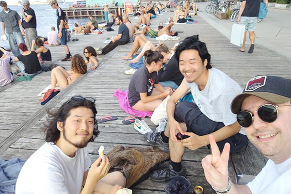 仕事の後に仲間とリラックスしている様子