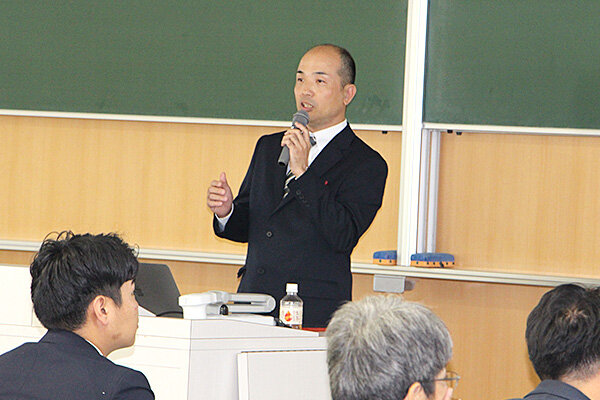 株式会社船越鉄工 山岡常務取締役による「IoTデジタル化導入実践事例」の説明