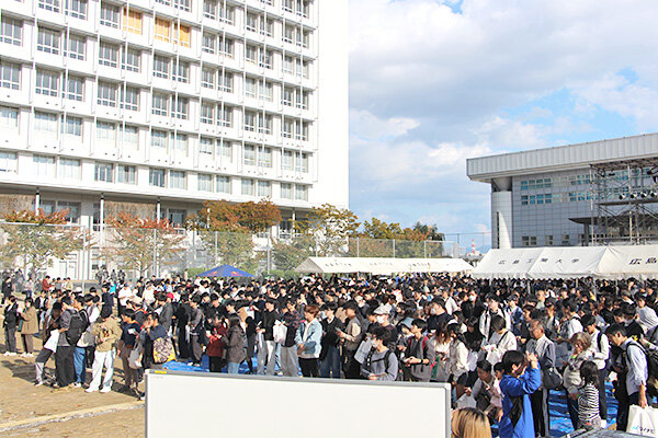 多くの方が参加し盛り上がったビンゴ会場